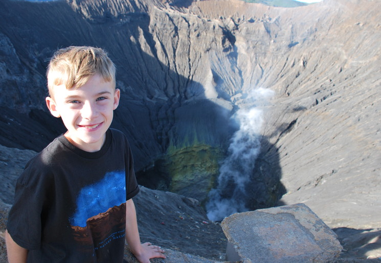 Kindje op de Bromo-vulkaan op Java, Indonesië